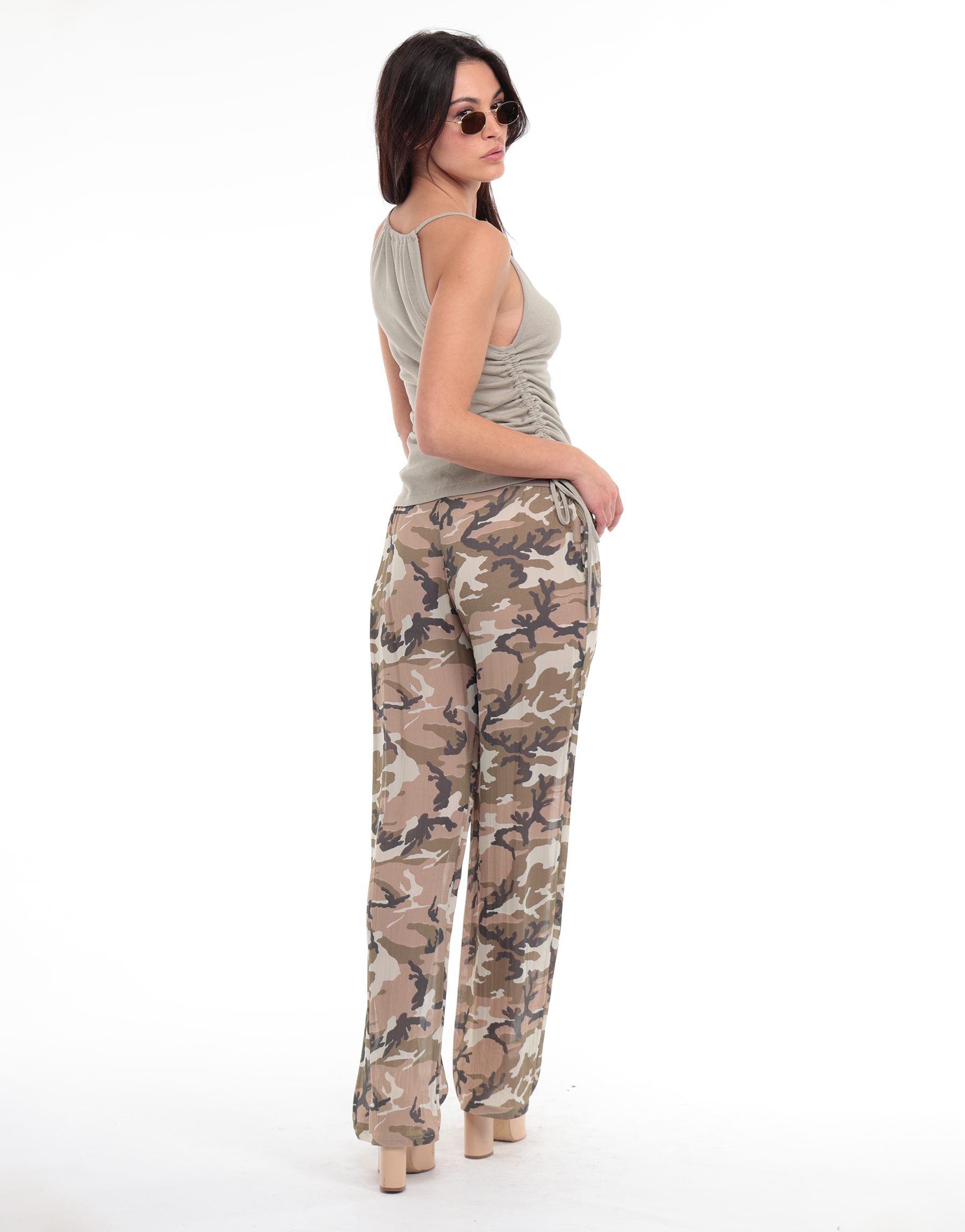 Pantalon taille souple en mousseline imprimé bronze, beige et ivoire  Fermeture invisible milieu dos  Deux poches dans les coutures de côté  Coupe agréable par la matière et confort grâce aux empiècements en jersey côtelé  au niveau de la ceinture  Pièce incontournable cet été!  Grâce à sa ceinture très souple, si vous souhaitez l'esprit ajusté, pour pouvez prendre une taille de moins.   Composition : 30% soie, 65% viscose, 3% lycra, 2% divers  Lavage à délicat  Fabriqué en Italie